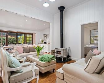 Frangipani House - Toowoomba - Living room
