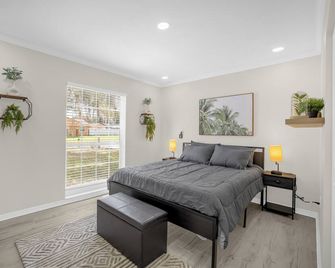 Luxury 6BR Villa with Heated Pool & Private Theater - Valrico - Bedroom