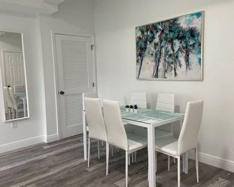 Upstairs 2bed/1bath Apt w/parking Coral Gabels - Coral Gables - Dining room