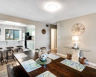 Stylish townhome with sound view, W/D, & pool - across from Gulf beach - Navarre Beach - Restaurant