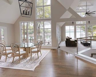 Loft At Lkn- Private Dock, Hot Tub, Fire Pit - Huntersville - Dining room