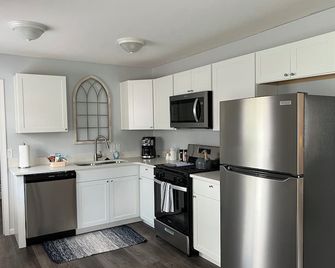 Charming 3-Bedroom Walking Distance to Beach Bottom Unit of Duplex in Edinboro - Edinboro - Cocina