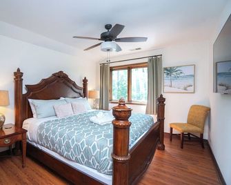 Lakefront; hot tub, 4 king beds; 4 twin beds; private, deep water, covered dock - Anderson - Ložnice