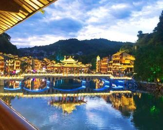 Zixuan Pavilion Riverside Inn - Xiangxi