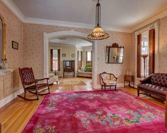 Spacious Victorian In N. Adams-Walk To Mass Moca - North Adams - Living room