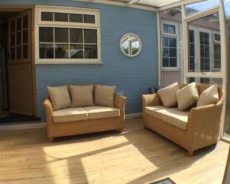 Pretty Thatched Cottage, close to sandy beach - Great Yarmouth - Patio