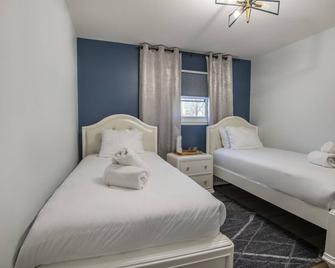 Up-to-date Home w/ Pool, Playground & Fireplace! - Suffern - Slaapkamer