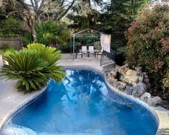 Beautiful, central located with pool and fire pit! - Roseville - Pool