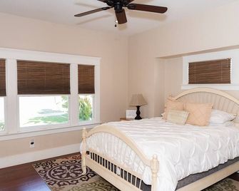 Historic craftsman sleeps 9 3br2.5ba Disney 1mi - Anaheim - Bedroom
