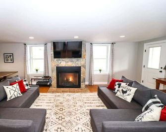 Porch n' Pasture Farm by Buffalo Mountain Getaway - Meadows of Dan - Sala de estar