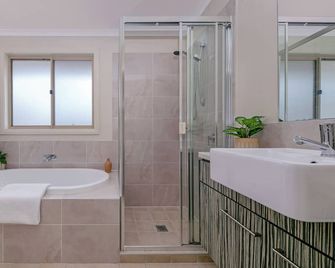 5 Bedroom Group Accommodation Penrith Cbd Sleeps 12 Near Hospital Stadium - Penrith - Baño