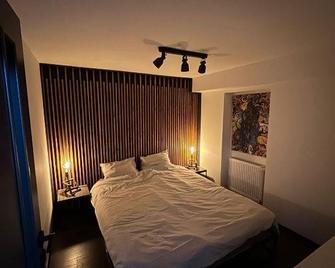 Retro Retreat Unique Industrial Design apartment - Cluj Napoca - Bedroom