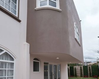 Asher Hospedaje y Turismo - Riobamba - Building