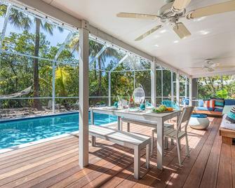 New Beautiful Cottage Canal Front&boat Dock - 薩尼貝爾 - 游泳池