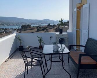 Penthouse studio overlooking Paroikia Bay! - Parikia - Balcony