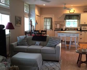 Little Cozy Cottage near Greenbrier (PGA) and Homestead and local Fly fishing - Covington - Living room