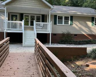 Quaint 3 Bedroom Cottage in South Park - Charlotte
