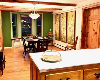 Rushbrook Lodge, Renovated Farmhouse, 100 Acres, Hike, Ski, Retreats, reunions - Saugerties - Dining room