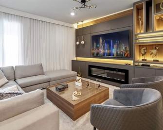 Epic Themed Home with Arcade, Luxury Resort & Sleeps 28 – Save - On Sale Now! - Davenport - Sala de estar