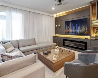 Sleeps 28 | Resort | Themed Rooms | Arcade | Heated Pool - Davenport - Wohnzimmer