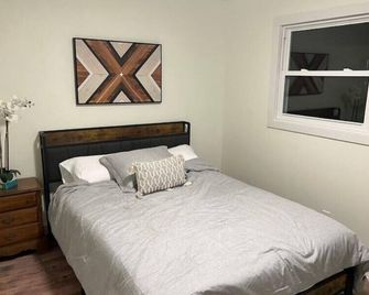 Shawano Lake South Shore! - Shawano - Bedroom