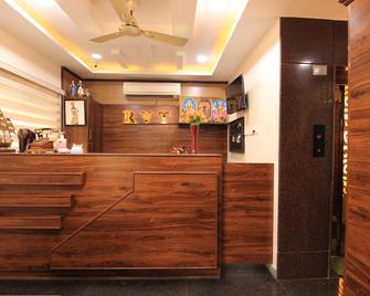 Hotel Rathnavel Towers Annex - Pallāvaram - Front desk