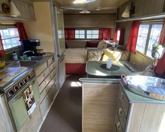 Cozy Vintage Trailer Wine Country Retreat - Santa Ynez - Kitchen