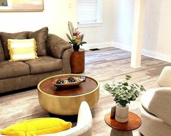 2 Bedroom Apt - Stylish, Modern, And Convenient! - Pittsburgh - Wohnzimmer