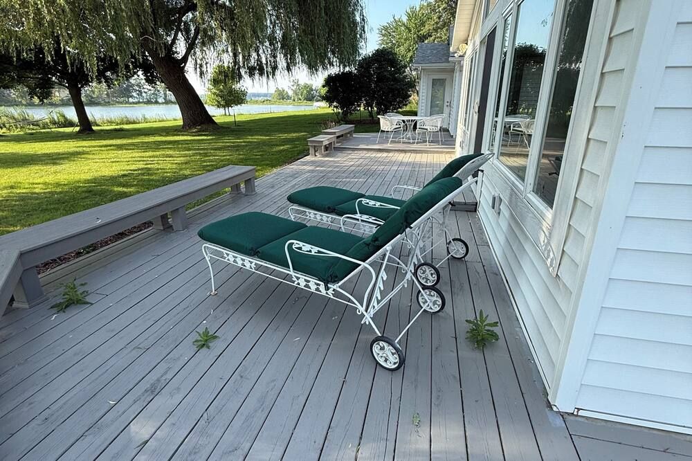 Perfect Waterfront Round Lake Haven with Clear Lake access, WiFi & AC - Fremont - Patio