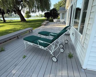 Perfect Waterfront Round Lake Haven with Clear Lake access, WiFi & AC - Fremont - Innenhof