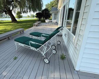 Perfect Waterfront Round Lake Haven with Clear Lake access, WiFi & AC - Fremont - Patio