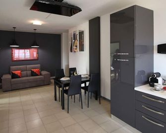 Lubar Beachfront Holiday Homes - 5-Star Quality And Affordable Price - Alba Adriatica - Dining room