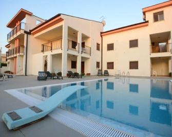 Apartment With Shared Pool.Sleeps Up To 6 -7 People. - Ginosa Marina - Piscina