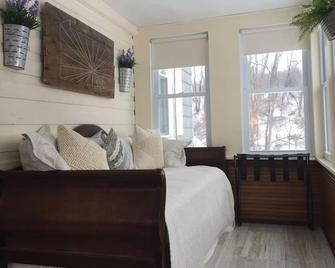 Newly renovated historic farmhouse with all modern amenities, meals available. - Middletown - Living room