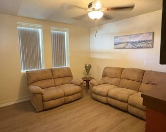 Affordable 2-bedroom apartment in Safford with AC. - Safford - Wohnzimmer