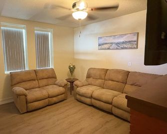 Affordable 2-bedroom apartment in Safford with AC. - Safford - Wohnzimmer