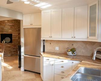 Beach Home with Pool, Jacuzzi, Housekeeping Included. Hosted by @Worldstompers - Newport Beach - Cocina