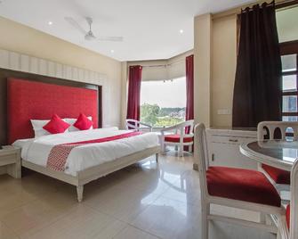 Collection O 74469 Hotel Green City - Nagpur - Bedroom