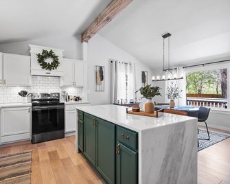 Woodstock Charm- 2 min to downtown Woodstock & Pet Friendly! - Woodstock - Cocina