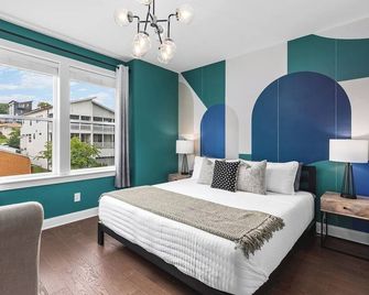 Rooftop Deck Firepit and Garage Walk to 12 South and Restaurants - Nashville - Bedroom