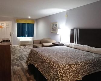 Riata Inn - Crystal City - Bedroom
