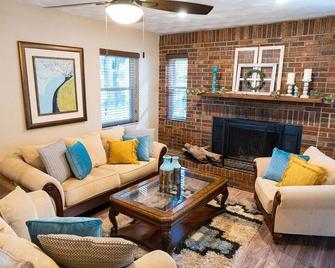 \'The Green\' getaway home plus pool in Wesley Chapel Florida - Wesley Chapel - Living room