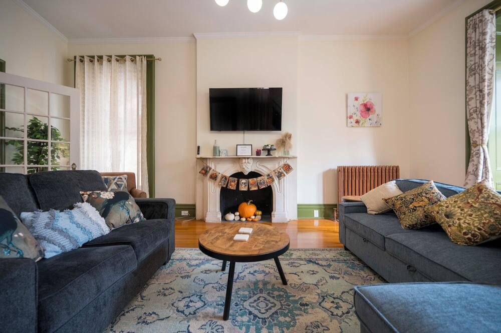 5th and Grand - Lovingly Restored Brownstone Troy NY Unit 1 - Troy - Living room