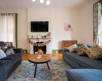 5th and Grand - Lovingly Restored Brownstone Troy NY Unit 1 - Troy - Living room