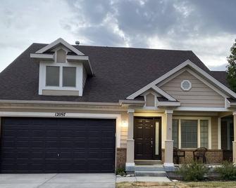 Feel home when away! Enjoy the Mountain and easy access to outdoor activities! - Highland - Building