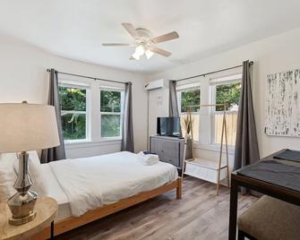 Walkable Paseo 2br Cozy & Budget Friendly #22b - Oklahoma City - Bedroom