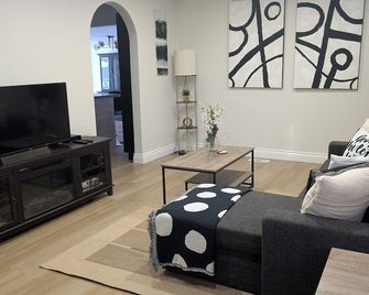 Sunnyside Stay-3bdrm w/ Gym! - Midland - Living room