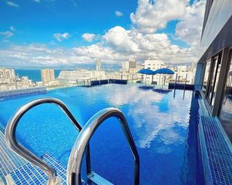 فندق و أجنحة ميدتاون - بيروت - حوض السباحة