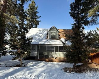 Happy Hours - Modern Cabin with Game Room and Peek-a-Boo Lake Views! - Big Bear Lake - Edificio