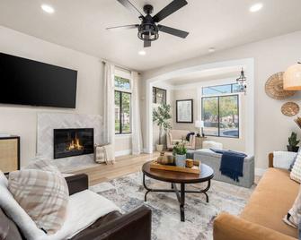 Downtown Lodi l Renovated l 5 Bedrooms l Sleeps 10 - Lodi - Living room
